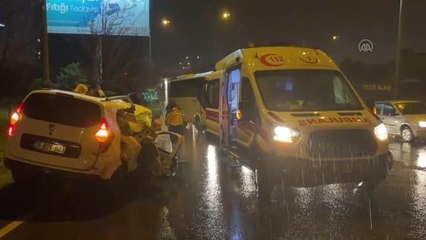 Servis minibüsüne çarpan ticari aracın sürücüsü yaralandı
