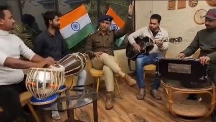 दरोगा शिवा अग्रवाल ने मधुर आवाज में गाया 'मेरा रंग दे बसंती' गाना,सोशल मीडिया पर हो रही तारीफ