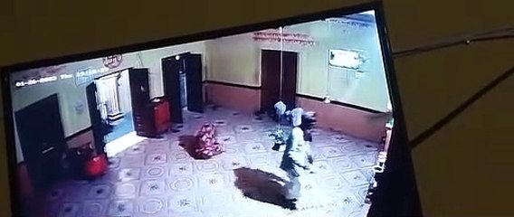 Ratlam Breaking News : दो समुदाय में बड़ा विवाद, कलेक्टर - एसपी पहुंचे, बुलडोजर चलाने की मांग, देखें VIDEO