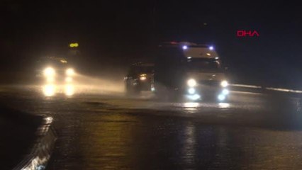 İZMİR'DE SAĞANAK YAĞIŞ KAZALARI DA BERABERİNDE GETİRDİ