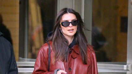 Emily Ratajkowski accuse les paparazzis de gâcher sa vie sentimentale