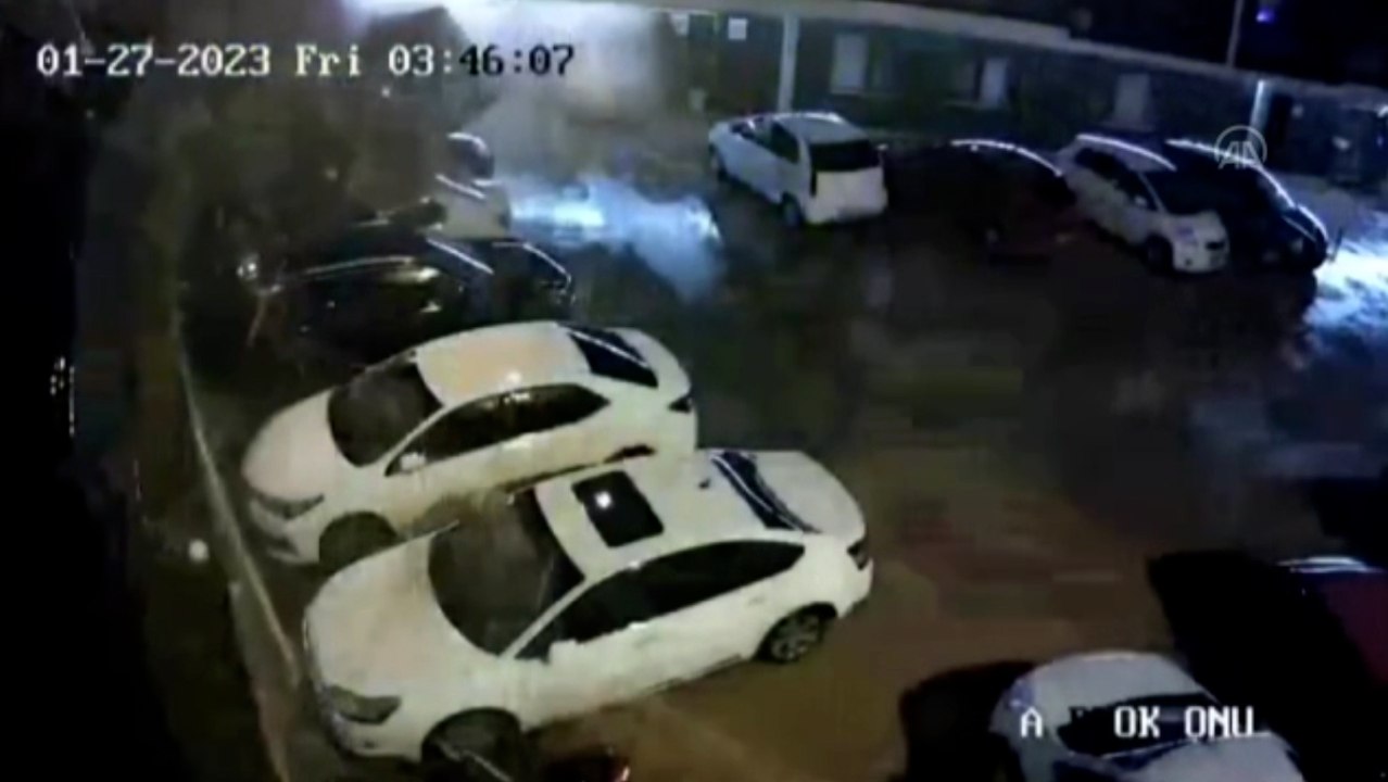 Toprak kayması sonucu otoparktaki araçlar zarar gördü