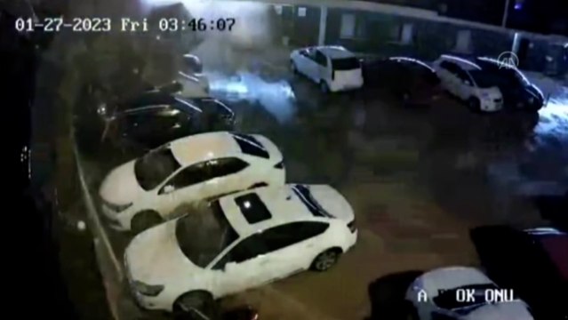 Toprak kayması sonucu otoparktaki araçlar zarar gördü