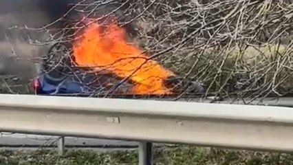 EYÜPSULTAN'DA YANAN OTOMOBİLDEN SON ANDA KURTARILDILAR