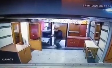 Tahran'da Azerbaycan Büyükelçiliği'ne silahlı saldırı anı kamerada