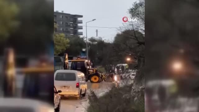 Kuşadası'nda sağanak yağış sonrası yollar göle döndü, sürücüler zor anlar yaşadı
