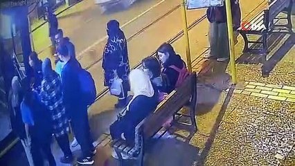 Kılık değiştiren kadın yankesici çetesi suç üstü görüntülendi