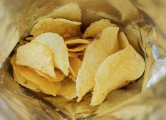 Un client qui en avait marre de payer pour des sacs de chips à moitié pleins a combiné 2 sacs à la caisse