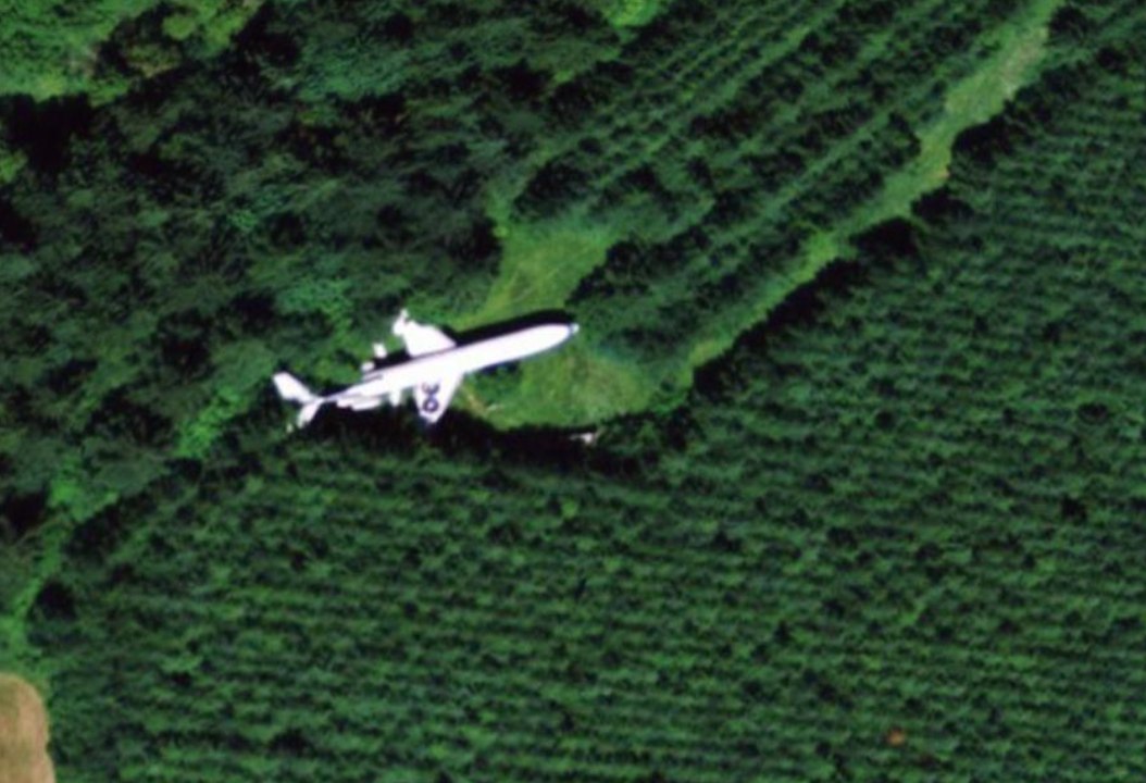 Pourquoi y a-t-il un avion en pleine forêt visible sur Google Maps