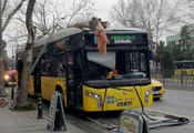 Fatih'te İETT otobüsü yol kenarındaki ağaca çarptı