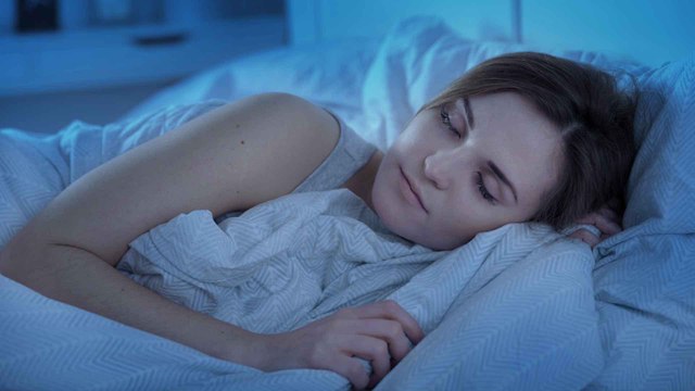 Hände schlafen nachts ein: Das sind die typischen Ursachen