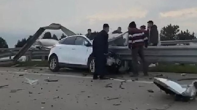 Bariyer araca ok gibi saplandı, şoför öldü