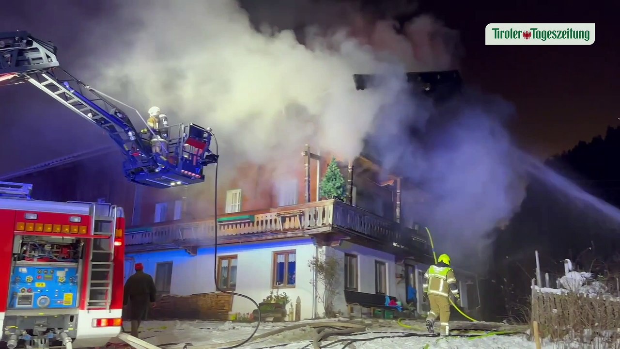 Brand in Bauernhaus in Söll: Nachbarin reagierte rasch, Frauen (84, 64) gerettet