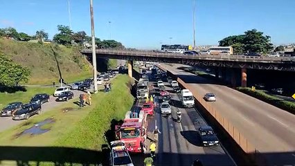 Carreta pega fogo no Anel Rodoviário