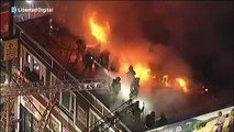 Aparatoso incendio en un ático de Los Ángeles con más de 100 bomberos