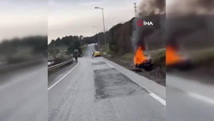 Kaza yapan otomobil alev aldı... Sürücüler yangın tüpüyle böyle müdahale etti