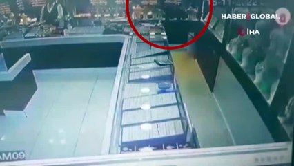 Sultangazi'de atmaca, yakaladığı serçe ile kuyumcuya daldı: O anlar kamerada