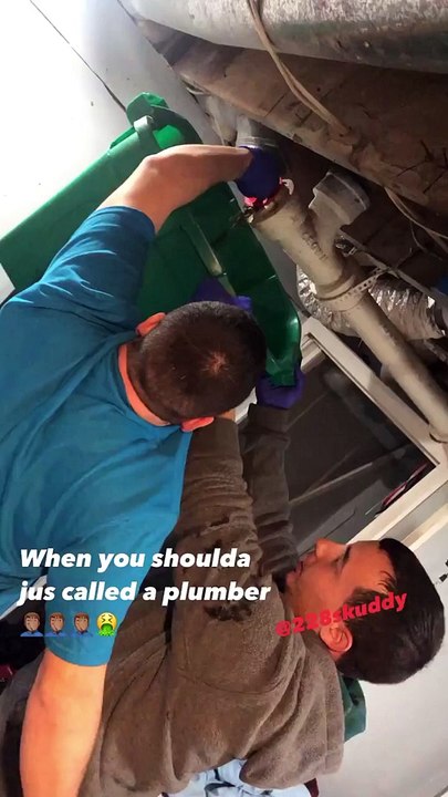 Parfois c'est mieux d'appeler un plombier quand on a une canalisation bouchée