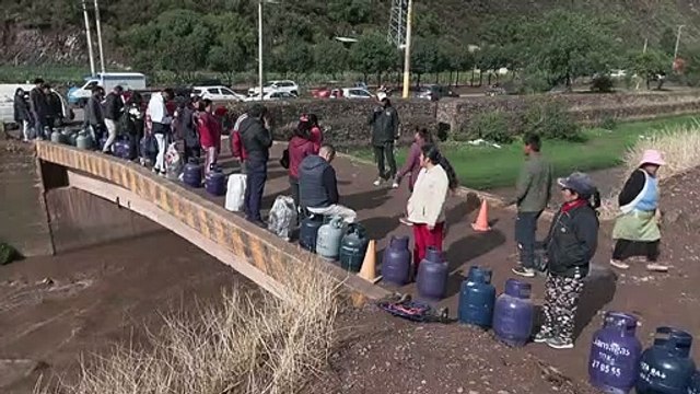 Confrontos, bloqueios de estradas e escassez no Peru