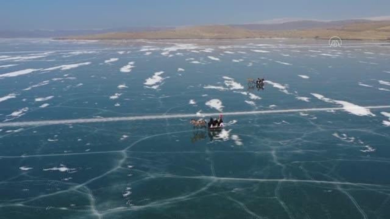 Buzla kaplı Çıldır Gölü'nün cazibesi artıyor