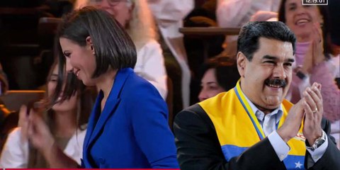 Ana Pastor emula a Nicolás Maduro y se da un baño de masas en la ‘marea’ de médicos progres