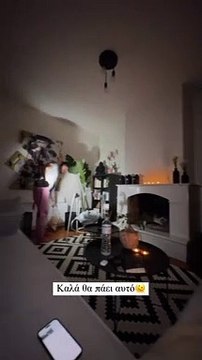 Τούνη – Αλεξάνδρου: Το απίθανο σαλόνι τους! Ο τεράστιος λευκός καναπές και το aesthetic τζάκι 1