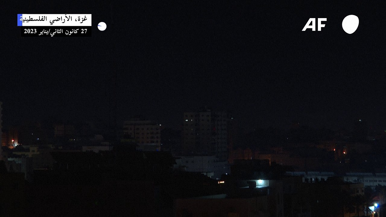 قصف جوي إسرائيلي عنيف على غزة والفلسطينيون يردون بالصواريخ