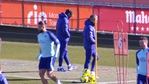 El Atlético entrena en plena resaca tras la eliminación de Copa