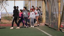 Afrinli kadın antrenör kız çocuklarından futbol takımı kurdu