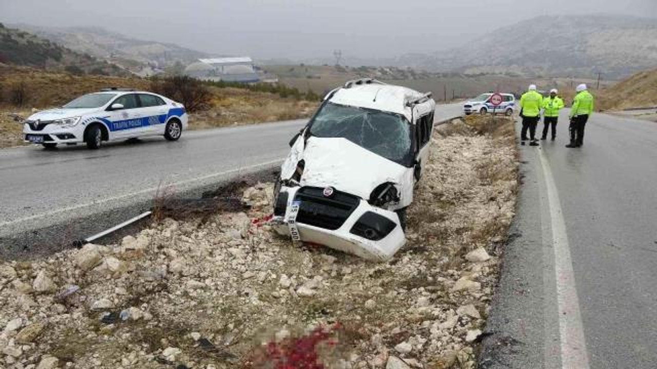 REFÜJE ÇARPARAK TAKLA ATAN ARACIN SÜRÜCÜSÜ HAYATINI KAYBETTİ
