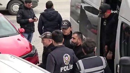 Fuhuş operasyonunda yakalandı! Bastonuyla zor yürüdü