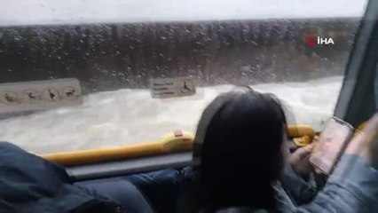 Yeni Zelanda'nın Auckland şehrini sel vurdu: 1 ölüHavalimanını su bastı, çok sayıda araç yollarda kaldı