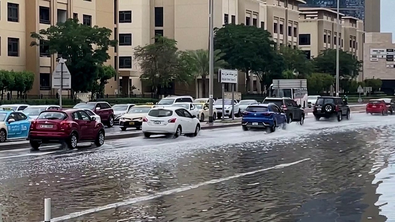 شوارع في دبي تفيض بالمياه جراء الأمطار الغزيرة