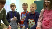 Lernen in der Ukraine: Schüler büffeln Mathe und kochen Marmelade für die Front