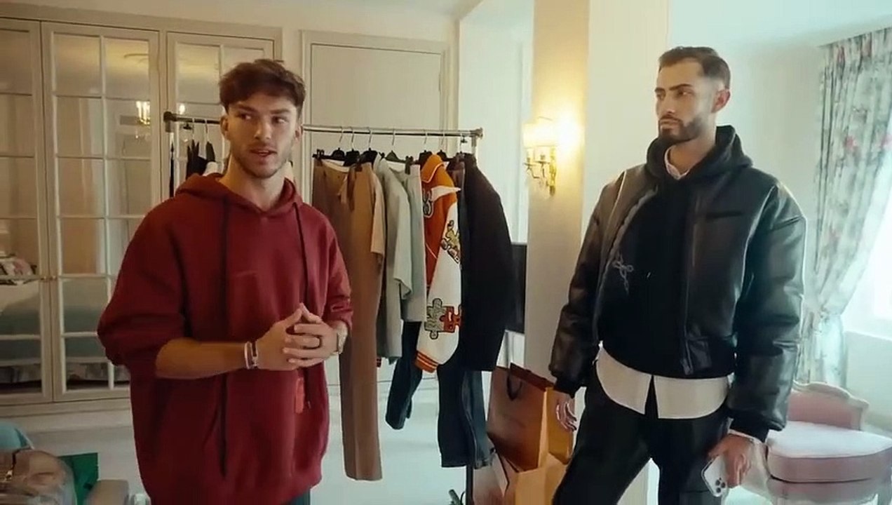 Pierre Gasly se prépare pour le défilé Louis Vuitton à la Fashion Week Homme de Paris Vidéo