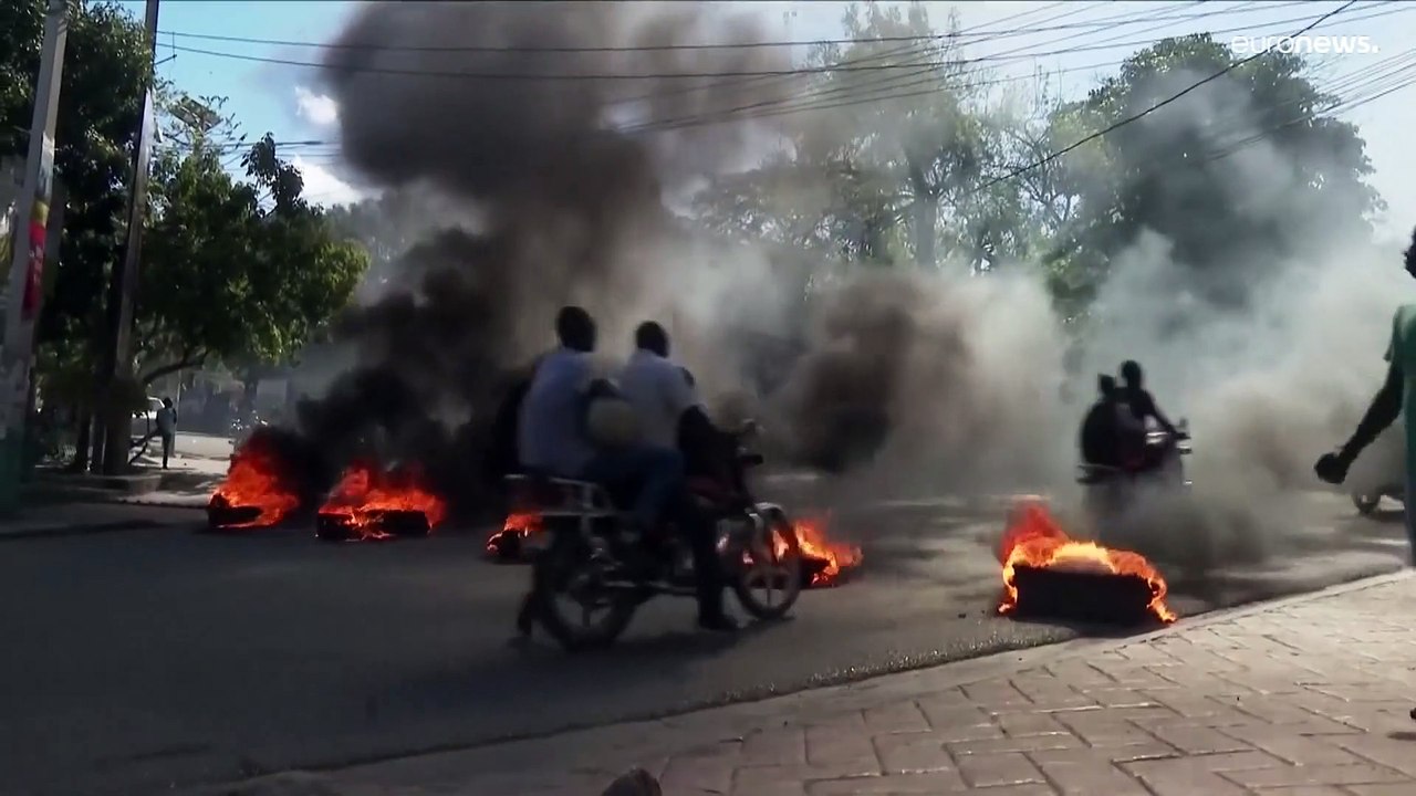 Port-au-Prince: Polizisten verbrennen Autoreifen