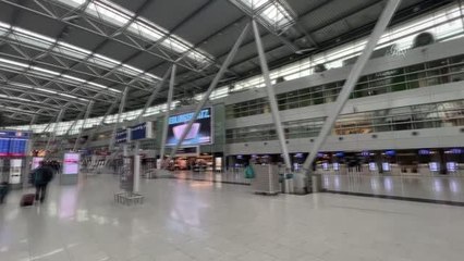 Düsseldorf Havalimanı'ndaki bir günlük grev nedeniyle uçuşların üçte biri iptal oldu