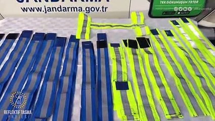 Jandarma elleriyle dikti: Köpeklere reflektörlü tasma