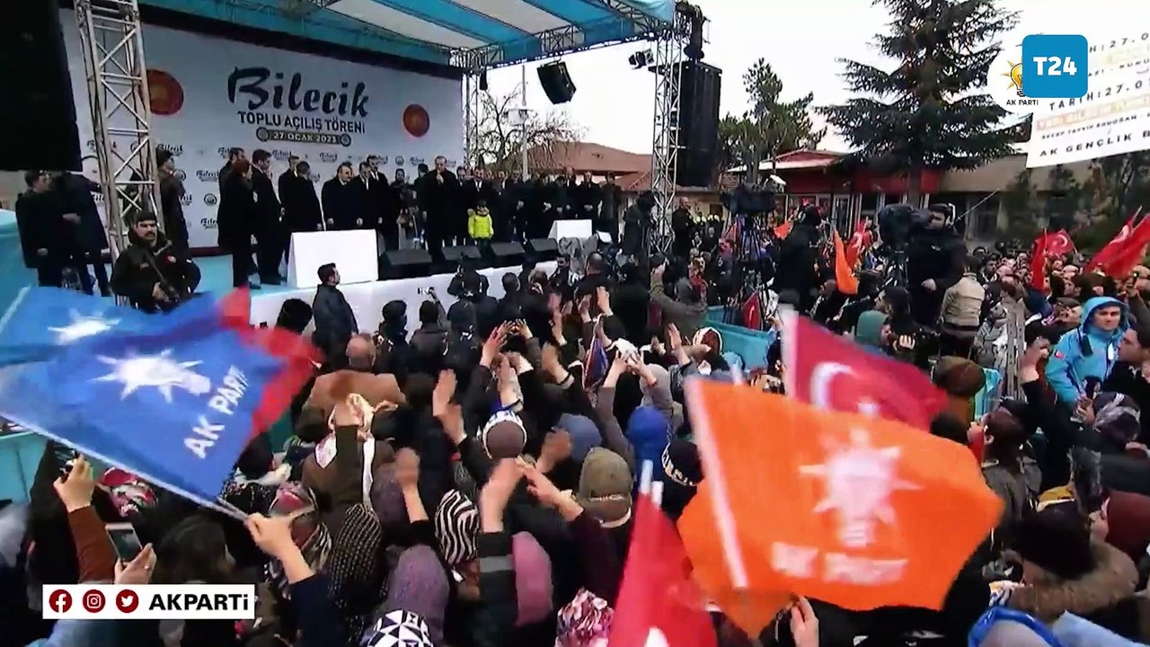 Cumhurbaşkanı Erdoğan, mitingde Cengiz Kurtoğlu'nun "Duyanlara duymayanlara" şarkısına eşlik etti