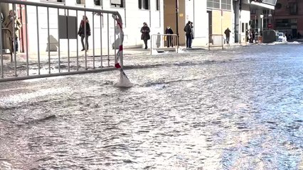 Una tubería rota ha inundado parcialmente la Ronda de Toledo de Madrid