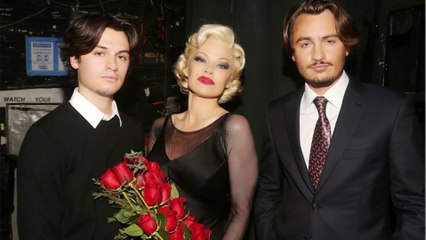 GALA VIDEO - Pamela Anderson : quelle mère est-elle pour ses fils Brandon et Dylan Lee  ?