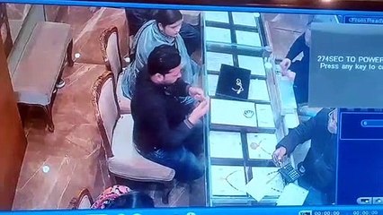 अलवर के ज्वेलर्स शोरूम से ऐसे की सोने की चेन पार,देखे सीसीटीवी फुटेज