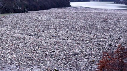 En Bosnie-Herzégovine, cette rivière de déchets causée par les décharges illégales des Balkans