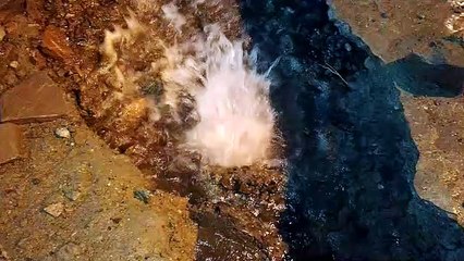 सप्लाई चालू थी, तभी टूट गया कनेक्शन, सैकड़ों गैलन पानी बर्बाद