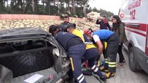 Kahramanmaraş'ta otomobil elektrik direğine çarpıp takla attı: 1 ölü, 2 ağır yaralı