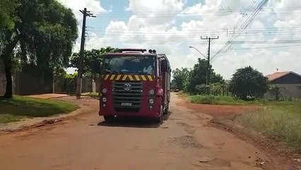 Video herunterladen: Bombeiros controlam incêndio que atingiu canavial no Morumbi