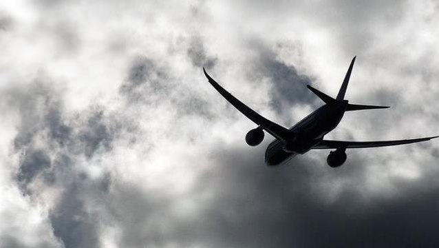 Antalya'da inişe geçen yolcu uçağına yıldırım isabet etti! Korku dolu anları yolcular kaydetti