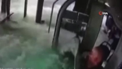 Download Video: Un autobús con siete pasajeros pierde el control y cae en un lago de Turquía