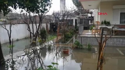 SALİHLİ'DE SAĞANAK YAĞMUR SU BASKINLARINA NEDEN OLDU