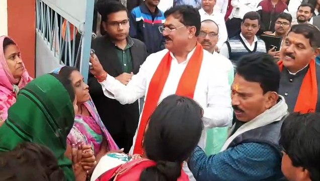 मंत्री को महिलाओं ने बताई कॉलोनी की समस्याएं